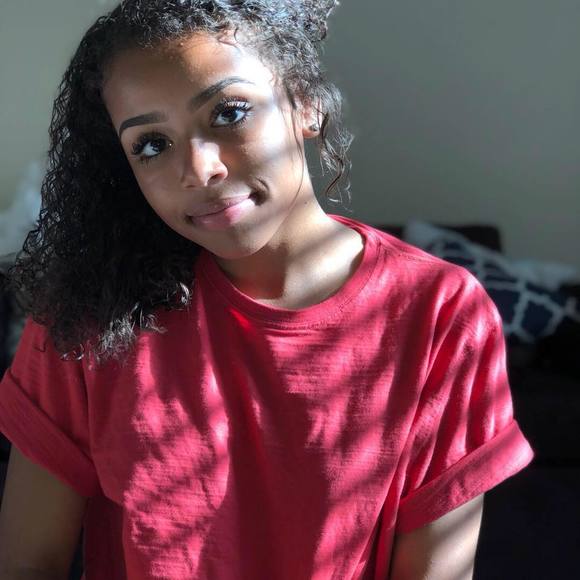 Meet your Posher, Gabriela - Picture 1 of 1